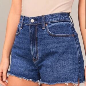 Abercrombie & Fitch the 4” Mom Short in Dark Wash